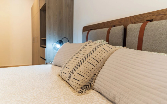 Luxurious Studio Rooftop Pool BBQ Gym