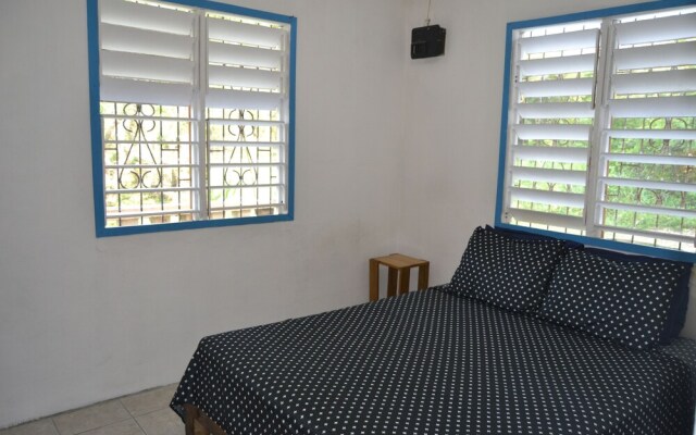 Budget Cheerful Entire Private Belizean One Bedroomed Home