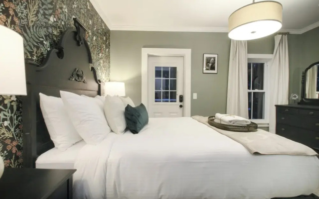 The Aurora Inn & Cottages