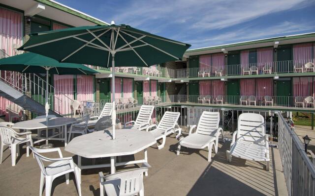 Grecian Gardens Motel