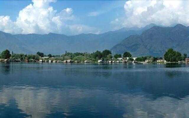 WelcomHeritage Gurkha Houseboats