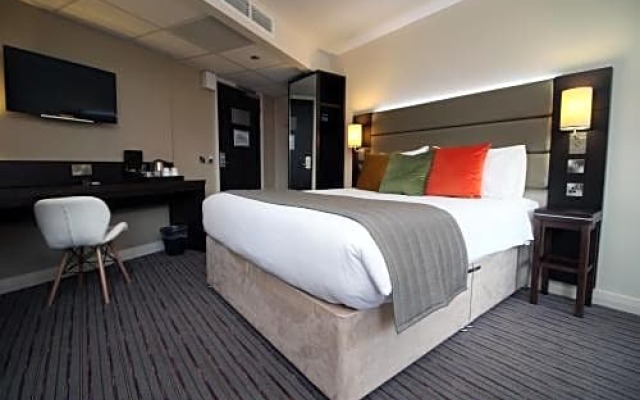 Silurian Hotel Double Bedroom by StayBC