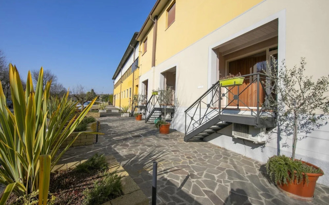 Yellow Apartment Desenzano With Smart TV