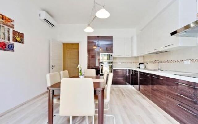 Oksana's Bernadette Apartment