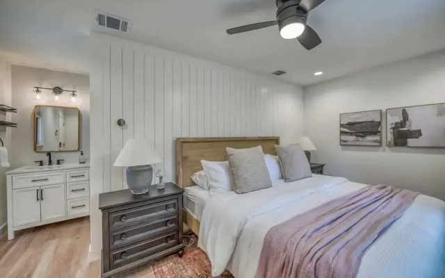 Luxury Riverfront Villa With Firepit & Gameroom!
