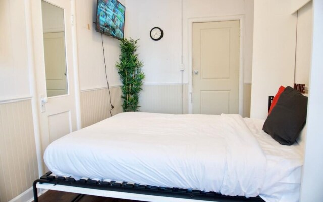 Cozy Studio for the Business Traveler DT Coffee