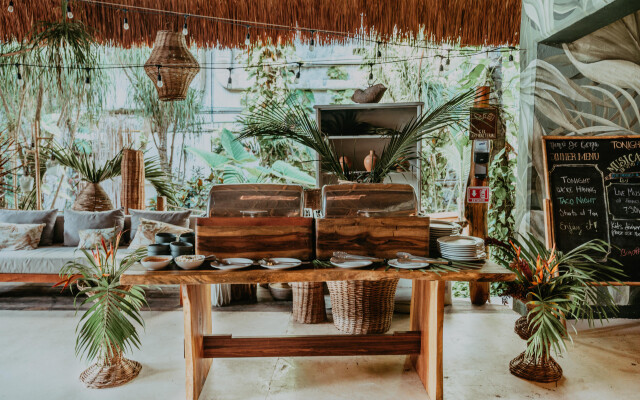 Petit Lafitte Hotel