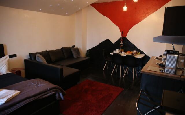 Black Vulcano Suites&Studios