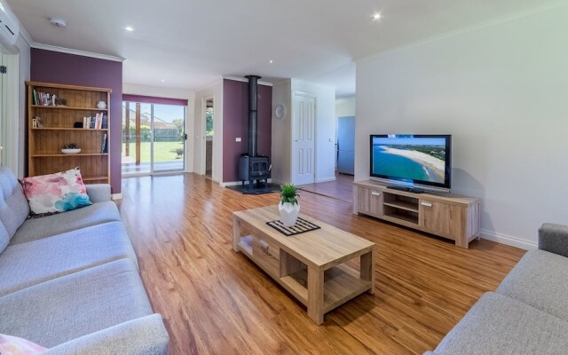 LOCH RETREAT - 550m TO TOWN