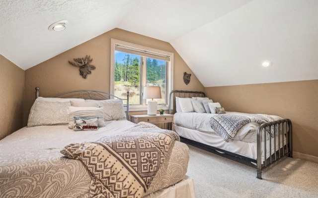 Rounds Retreat 4 Bedroom Home by RedAwning