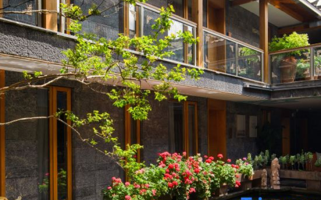 Yue·Seventeen | Panoramic Lijiang Old Town View · Golden Mountain Sunrise · Garden Coffee Guesthouse