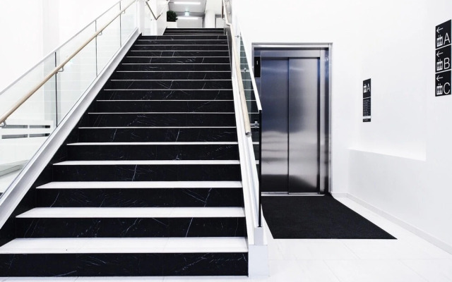 2ndhomes Central Tower Apt near Train St