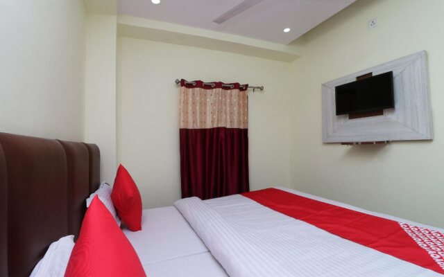 Hotel Paras by OYO Rooms