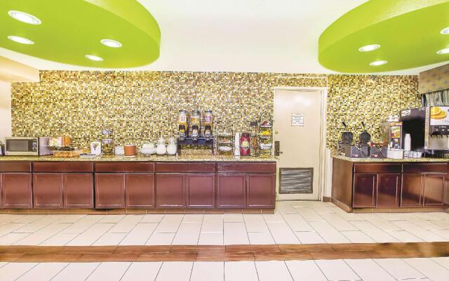 La Quinta Inn & Suites by Wyndham Oakland Airport Coliseum