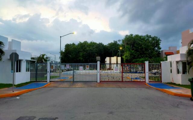 Casa Mexicana Amplia con Seguridad, Alberca y Parking