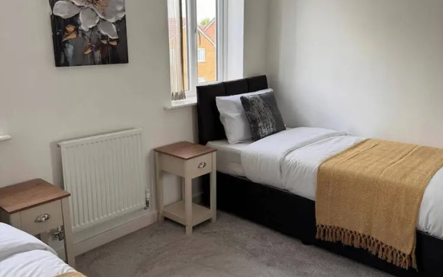 House - Sleeps 6 - Parking