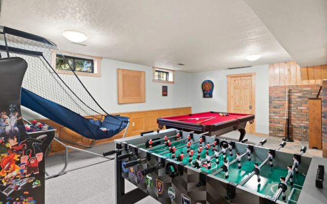 SPACIOUS 3,000 sq2 Luxury Home | PRIVATE Pool & Hot Tub | STEPS to Kinsmen Beach