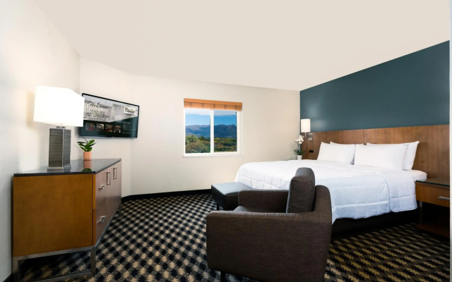 MCM Elegante Suites