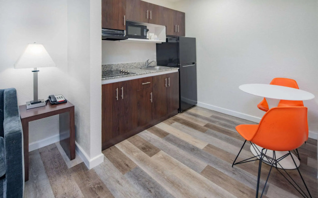 Howard Johnson Suites by Wyndham San Diego Chula Vista/BayFt