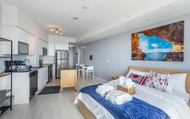 Panoramic Lakeview in a Luxury Downtown Oasis