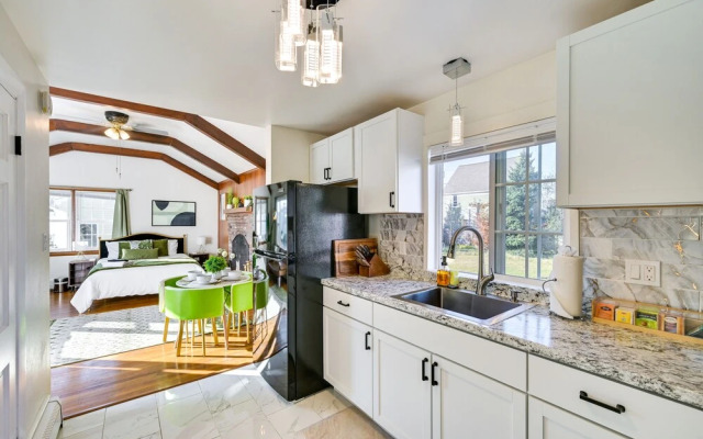 1 Mi to Downtown Salem: Studio w/ Fire Pit Access