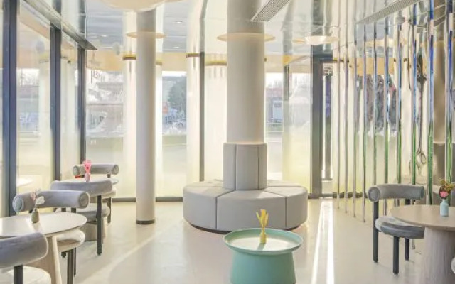 Trip.com Hotel (Jiukeshu Subway Station)