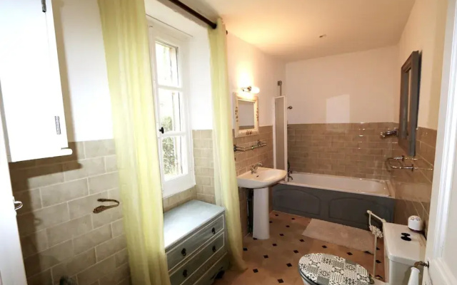 Blanquefort Woodland Hill Retreat