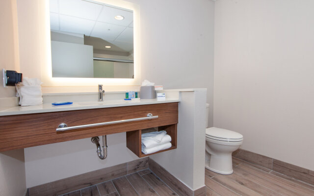 Holiday Inn Express & Suites Panama City Beach - Beachfront by IHG