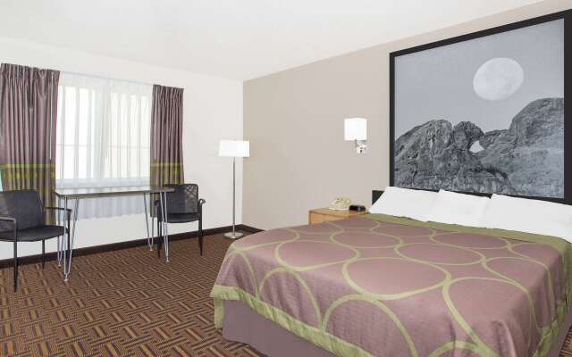 Super 8 by Wyndham Bloomfield