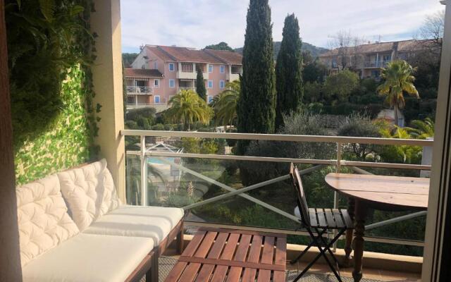 2P Terrasse vue piscine et jardin tropical La Croix Valmer