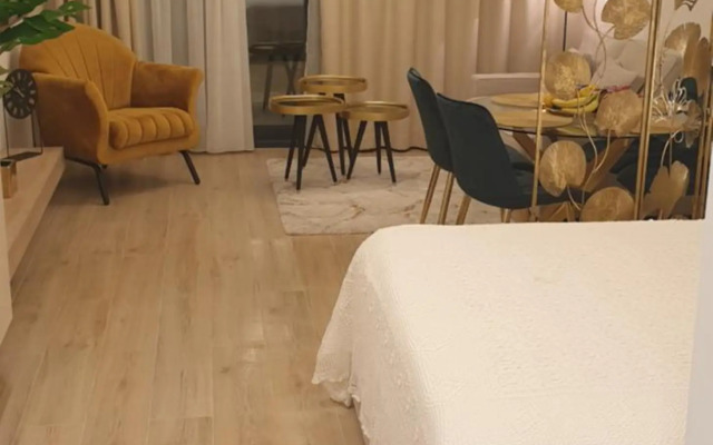 Golden Studio - private parking