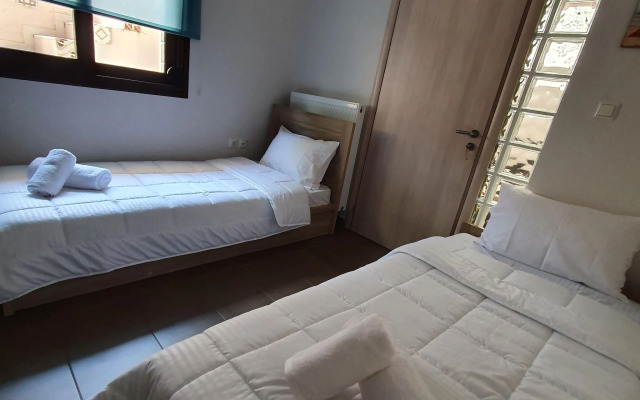 Apartment in Loutra Elenis With Garden