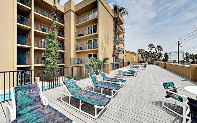 Beachfront W/ Pool & Balcony - Walk To Beach 2 Bedroom Condo