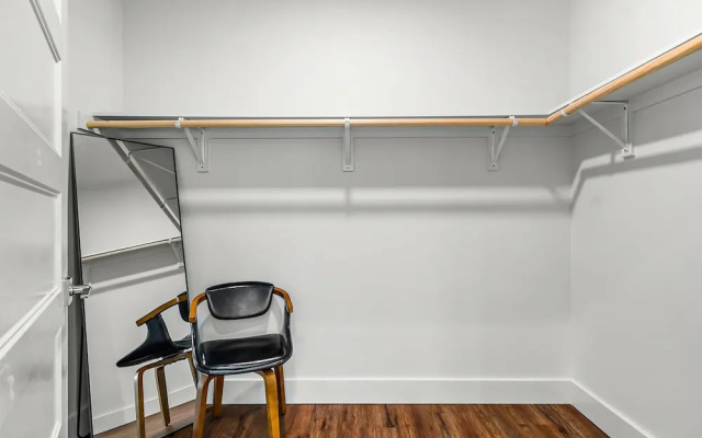 Upstay! New Renos Spacious Apartment Near Soco