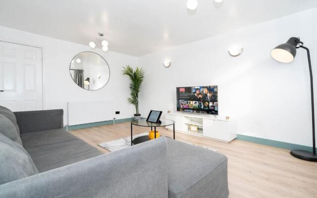 Stylish, modern 3 bedroom townhouse with parking