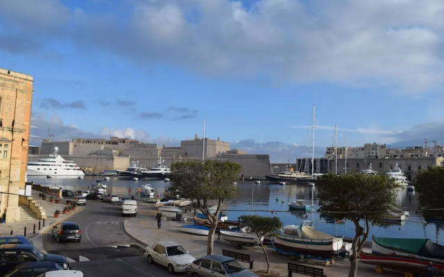 Senglea Seafront Apartment
