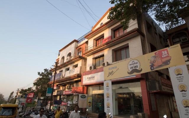 OYO Flagship 37831 Hotel Hem Executive