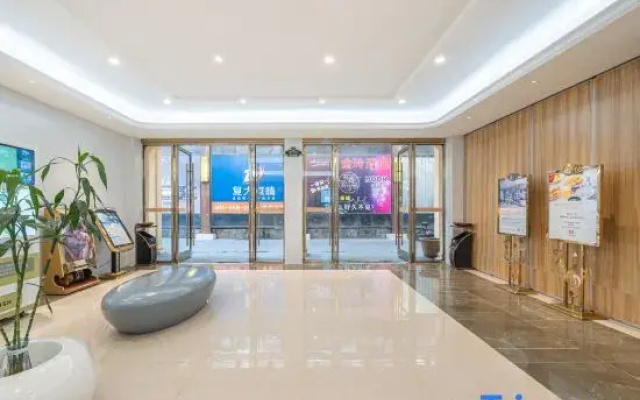 Vienna 3 Best Hotel (Shanghai Qiantan Sanlin Subway Station)