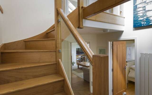 6 Knowle Court
