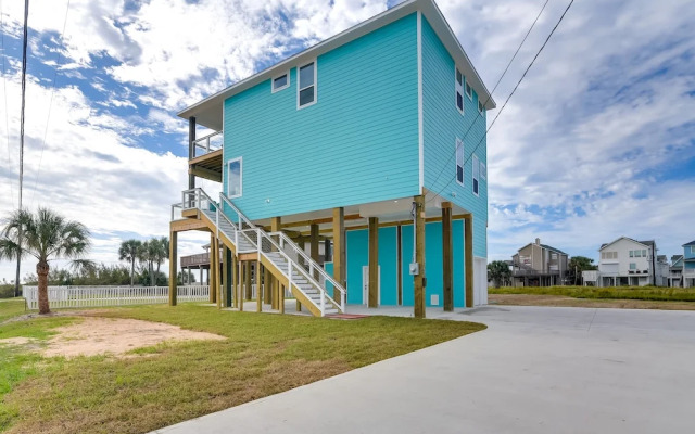 Steps to Beach: Vibrant House in Galveston!