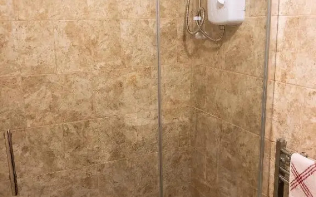 Flat 1 Modern studio flat with free parking, Netflix and private entrance