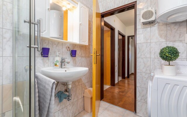 Nice Home in Valbandon with Hot Tub, WiFi & 2 Bedrooms