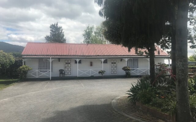 Utuhina Hot Springs Lodge