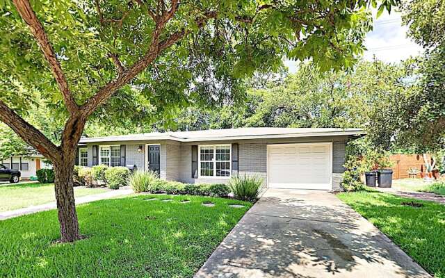 3BR 2BA Remodeled Rosedale House by RedAwning