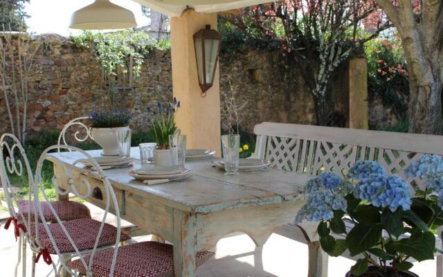 Les Romarins B&B, 10 min d'Uzès, piscine et grand jardin, Table d'hote