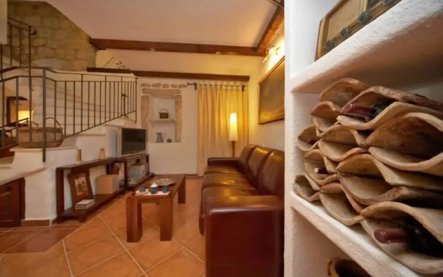 House Rilovic - Two Bedroom House With Swimming Pool and Jacuzzi