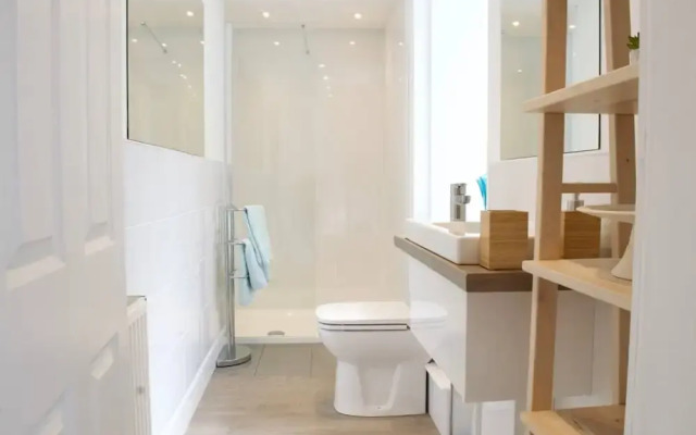 Beautiful 1 Bedroom Apartment On Broughton Street