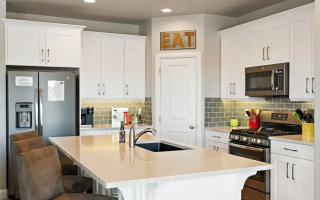 Sunshine Serendipity 4 Bedroom Apts by RedAwning