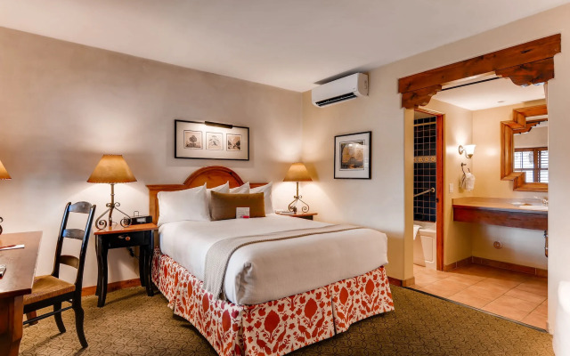 Piñon Court By La Fonda