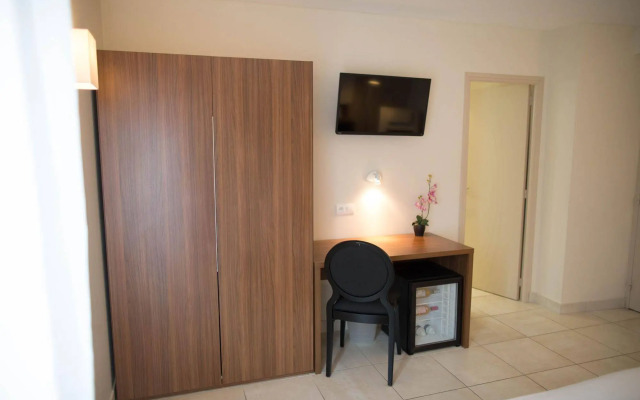 Hôtel Holidays & Work